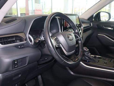 Used 2022 Toyota Highlander XLE FWD image 17