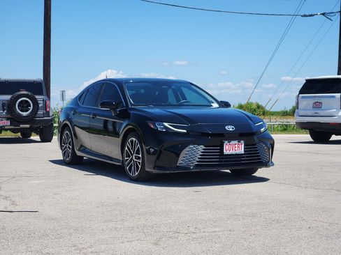 Used 2025 Toyota Camry XLE w/ Premium Plus Package FWD image 3