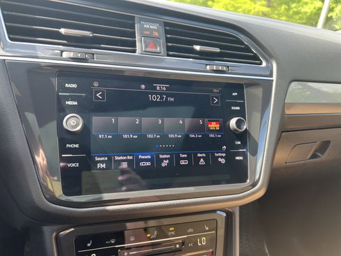 Used 2023 Volkswagen Tiguan SE w/ Panoramic Sunroof Package image 21