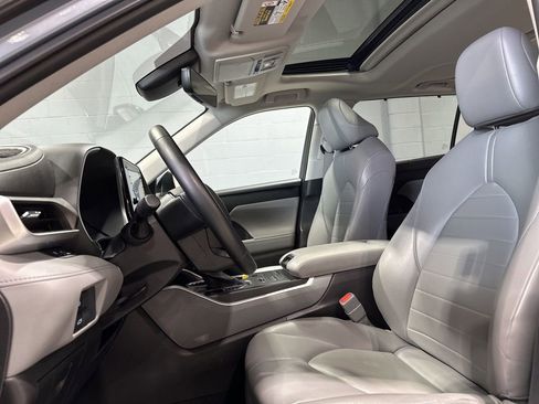 Certified 2021 Toyota Highlander XLE AWD/4WD image 13