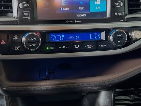 Used 2015 Toyota Highlander Limited Platinum FWD image 26