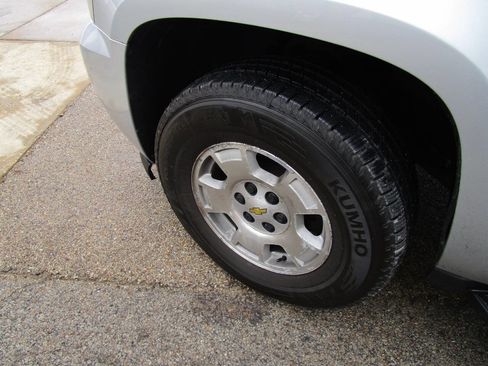 Used 2014 Chevrolet Suburban LT image 14