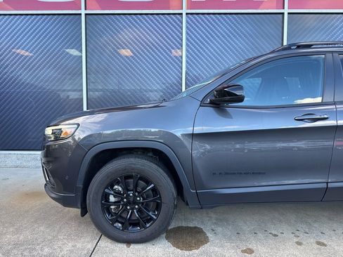 Used 2023 Jeep Cherokee Altitude Lux image 18