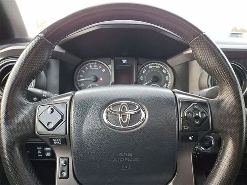 Used 2017 Toyota Tacoma TRD Sport image 16