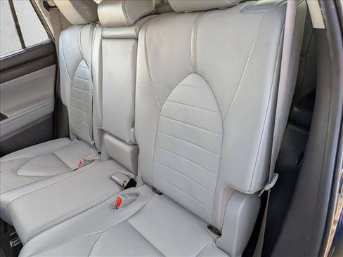 Used 2020 Toyota Highlander XLE FWD image 16