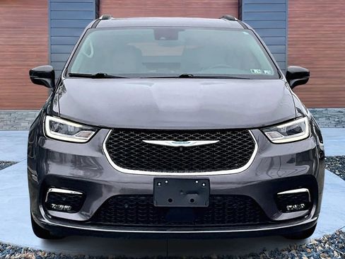 Used 2021 Chrysler Pacifica Touring-L image 3