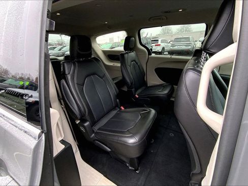 Used 2023 Chrysler Pacifica Touring-L image 16