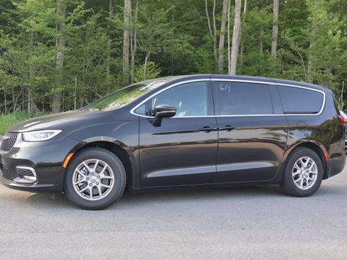 Used 2025 Chrysler Pacifica Select FWD image 3