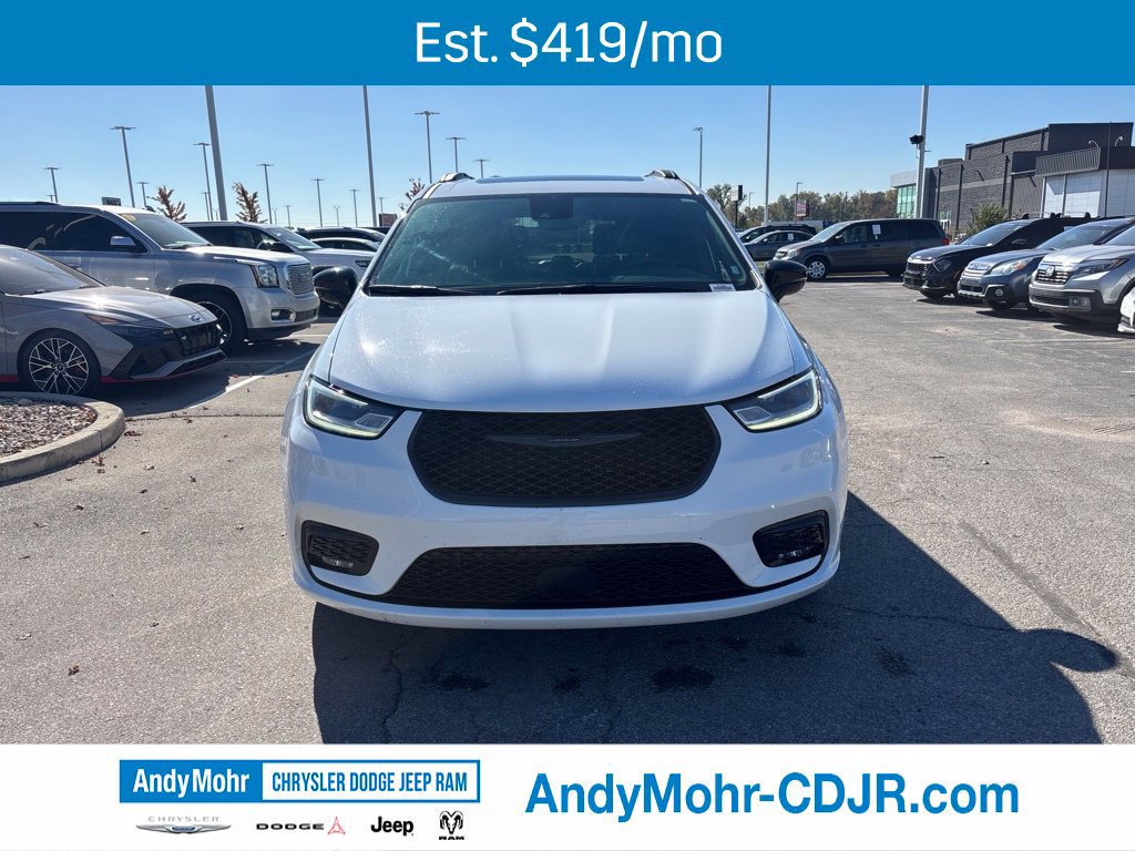 Used 2025 Chrysler Pacifica Limited FWD image 2