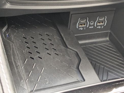 Used 2025 Chrysler Pacifica Premium FWD image 21