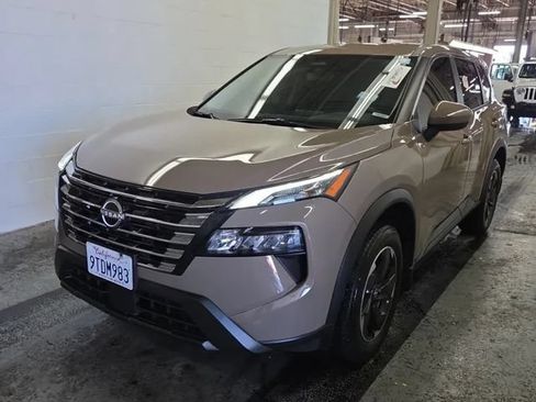Used 2025 Nissan Rogue SV AWD/4WD image 2