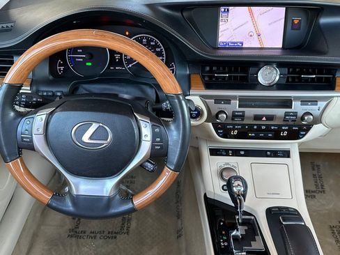Used 2013 Lexus ES 300h w/ Luxury Pkg image 17