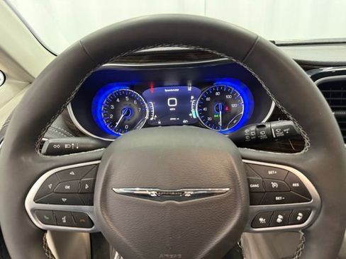 Used 2024 Chrysler Pacifica Limited image 8
