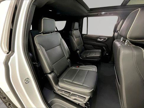 Used 2024 Chevrolet Suburban Premier w/ Premium Package 2 AWD/4WD image 25