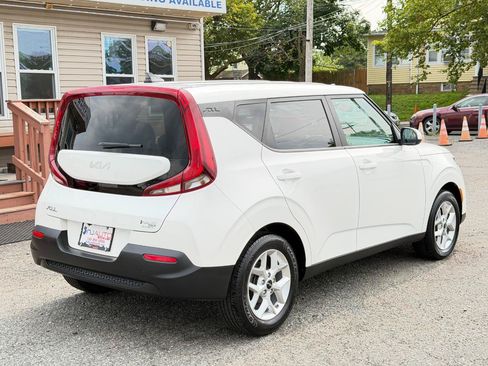 Used 2022 Kia Soul LX w/ Technology Package FWD image 4