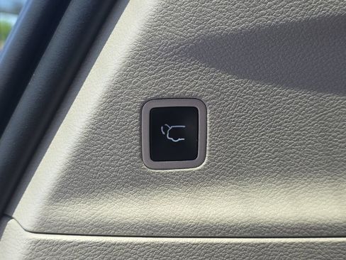 Used 2023 Chrysler Voyager LX FWD image 15
