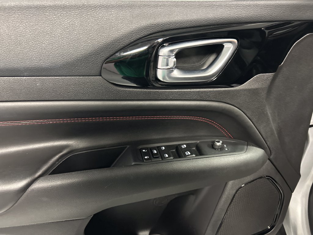 Used 2025 Jeep Compass Trailhawk AWD/4WD image 13