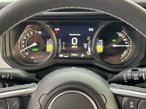 Used 2025 Jeep Wrangler Unlimited Sahara AWD/4WD image 40