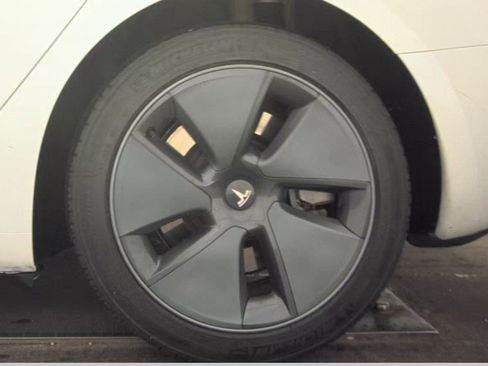 Used 2023 Tesla Model 3 Standard Range image 13