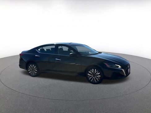 Used 2024 Nissan Altima 2.5 SV image 2