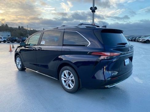 New 2026 Toyota Sienna Limited image 8