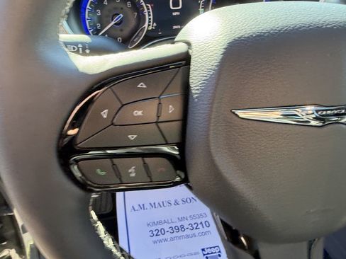 Used 2025 Chrysler Pacifica Limited FWD image 24