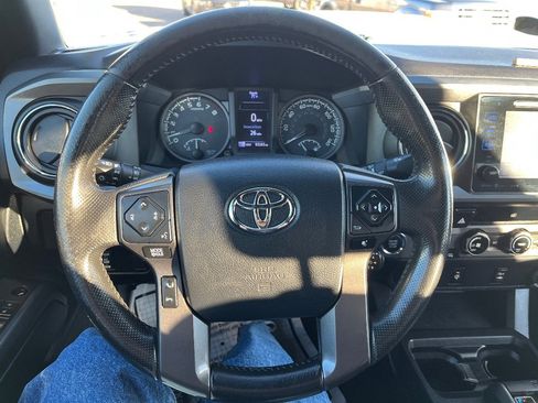 Used 2016 Toyota Tacoma TRD Sport image 18