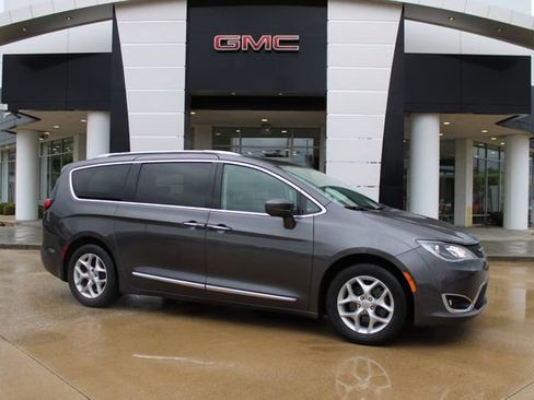 Used 2018 Chrysler Pacifica Touring-L Plus w/ Tire & Wheel Group FWD image 27