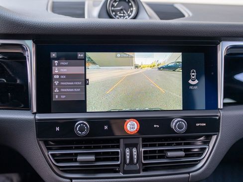 Certified 2025 Porsche Macan image 17