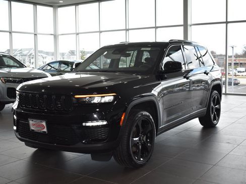 Used 2023 Jeep Grand Cherokee Limited w/ Black Appearance Package AWD/4WD image 6