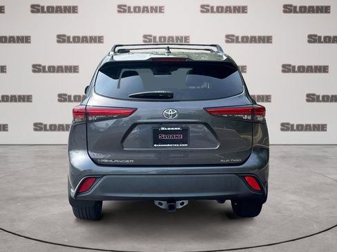 Used 2020 Toyota Highlander XLE AWD/4WD image 4