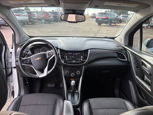 Used 2022 Chevrolet Trax LT w/ LT Convenience Package image 12