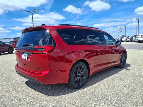 Used 2025 Chrysler Pacifica Limited FWD image 8