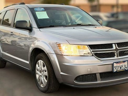 Used 2018 Dodge Journey SE w/ Popular Equipment Group FWD image 2