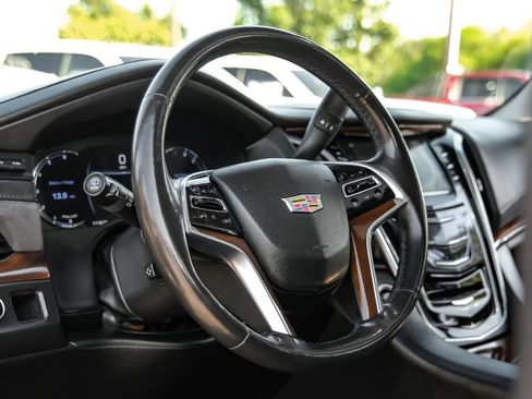 Used 2018 Cadillac Escalade Luxury RWD image 14