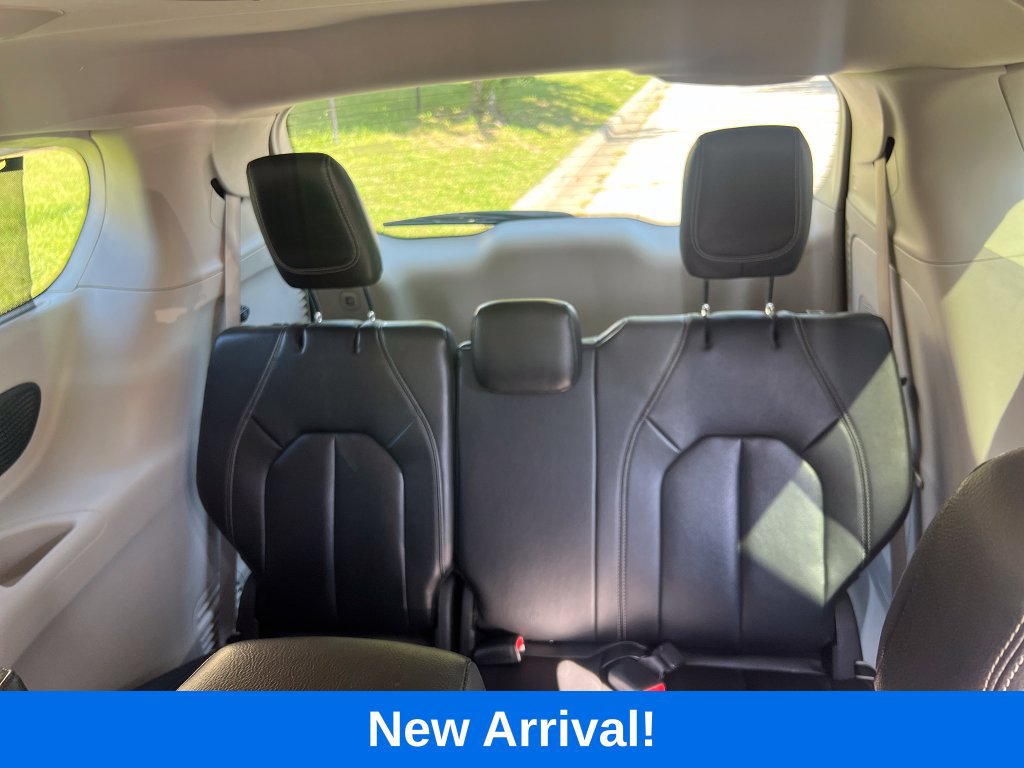 Used 2022 Chrysler Pacifica Touring-L w/ Uconnect Theater Family Group FWD image 16