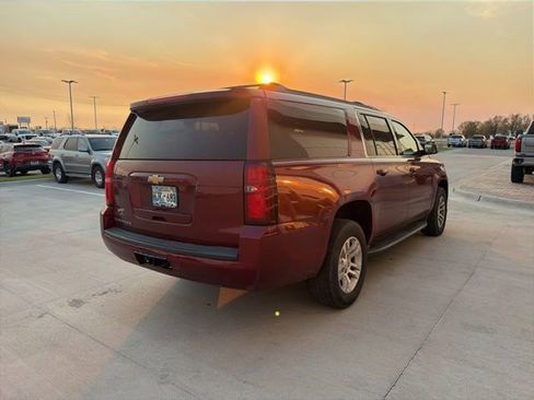 Used 2019 Chevrolet Suburban LT image 3