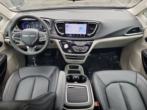 Certified 2024 Chrysler Pacifica Touring-L FWD image 12