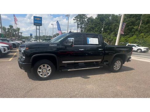 Used 2024 Chevrolet Silverado 2500 High Country w/ High Country Premium Package AWD/4WD image 2