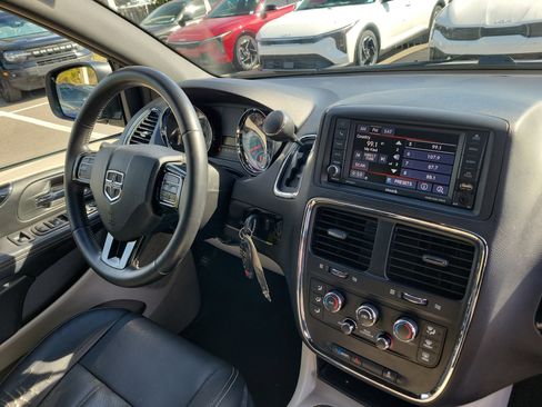 Used 2019 Dodge Grand Caravan SXT image 8