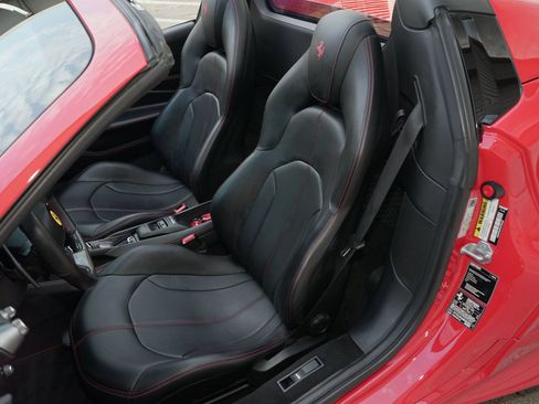 Used 2021 Ferrari F8 Tributo RWD image 3