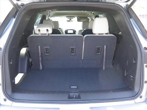 Used 2023 Chevrolet Traverse Premier FWD image 17
