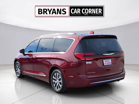 Used 2021 Chrysler Pacifica Limited w/ Uconnect Theater Family Group image 17