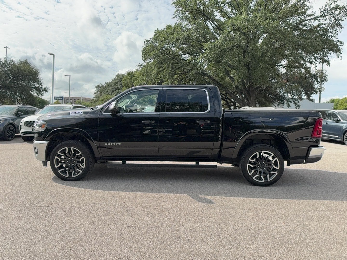 Used 2025 RAM 1500 Limited AWD/4WD image 3