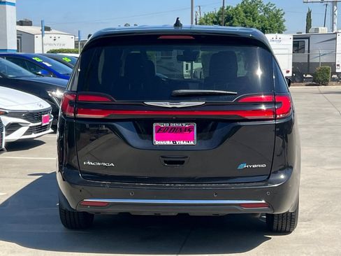 Used 2024 Chrysler Pacifica Limited FWD image 6