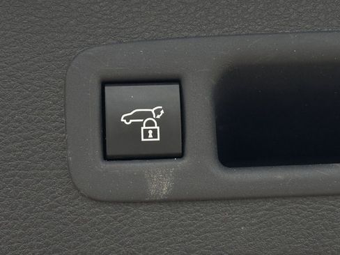 Used 2025 Toyota Sienna XLE image 34