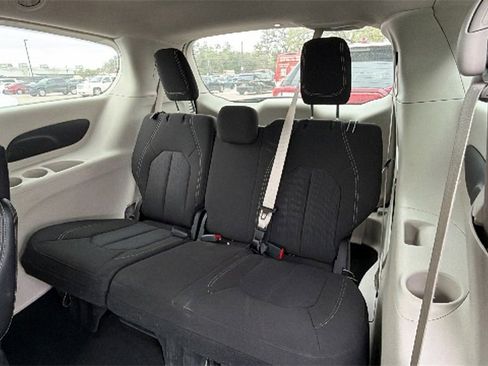 Used 2023 Chrysler Voyager LX image 12