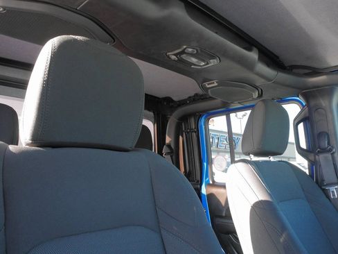 Used 2022 Jeep Gladiator Willys image 14