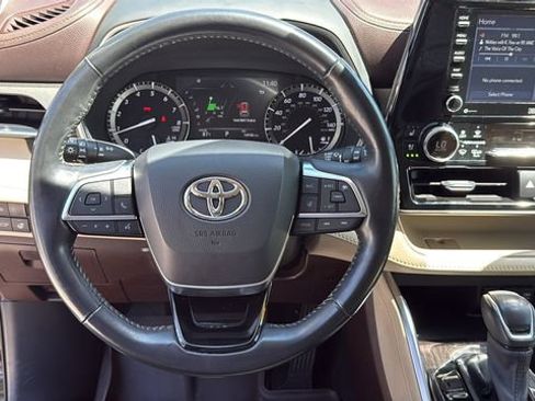 Used 2021 Toyota Highlander Limited FWD image 20