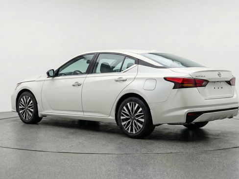 Used 2025 Nissan Altima 2.5 SV image 6